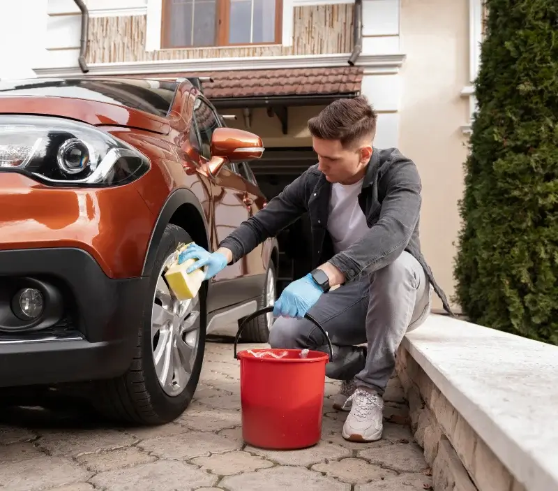 Lavage auto à domicile Ouhans : professionnel intervenant sur un véhicule